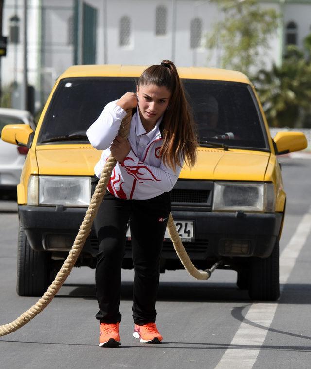 3 dakika 20 saniyede 4 rakibini tuş edip, Türkiye şampiyonu oldu