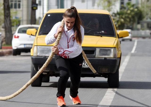 3 dakika 20 saniyede 4 rakibini tuş edip, Türkiye şampiyonu oldu