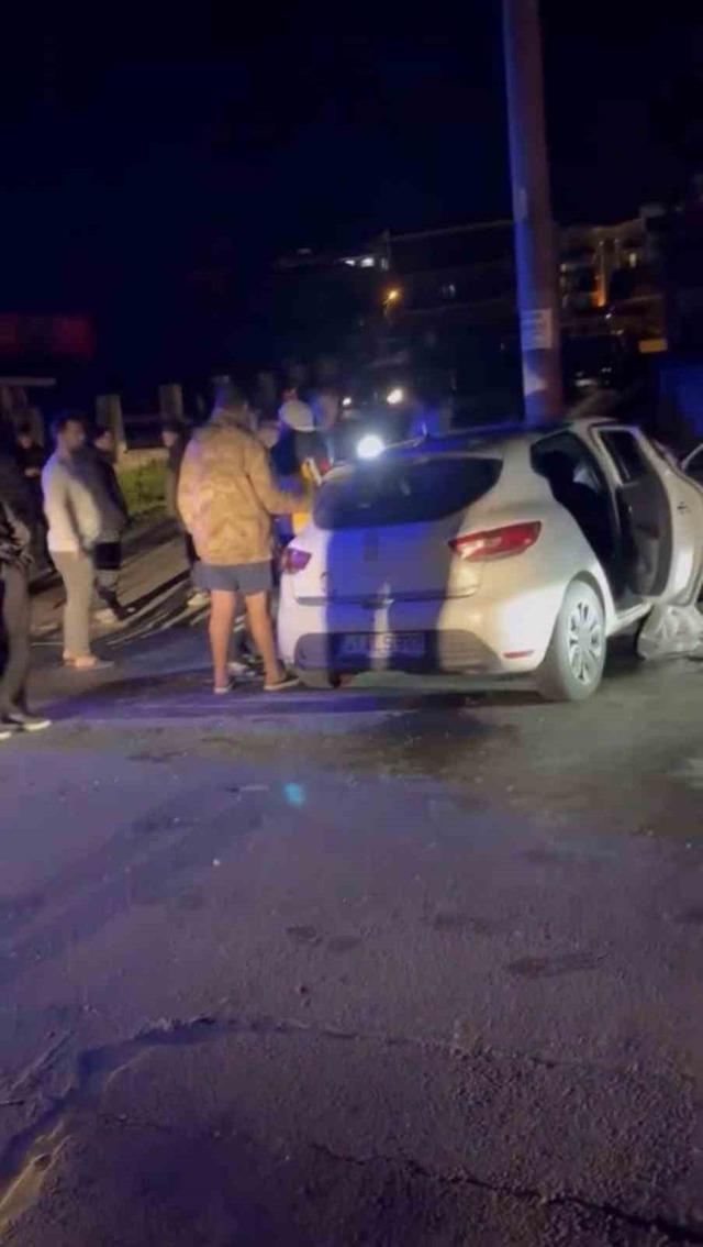 Kavşakta otomobiller çarpıştı: 4 yaralı 1