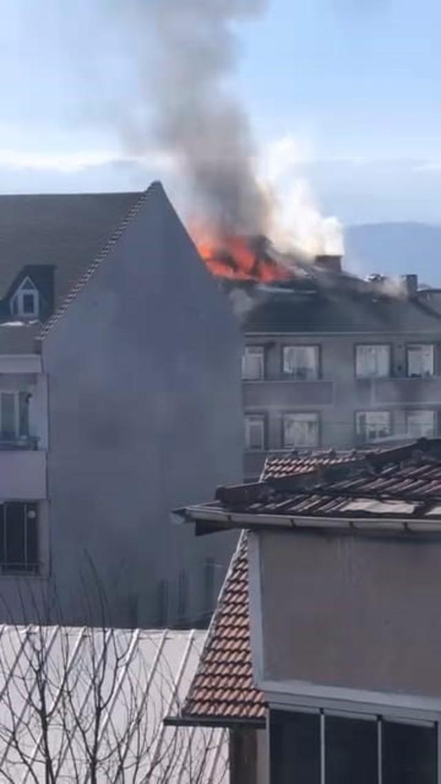 Bursa’nın İnegöl ilçesinde apartmanın çatısı alev alev yandı 3