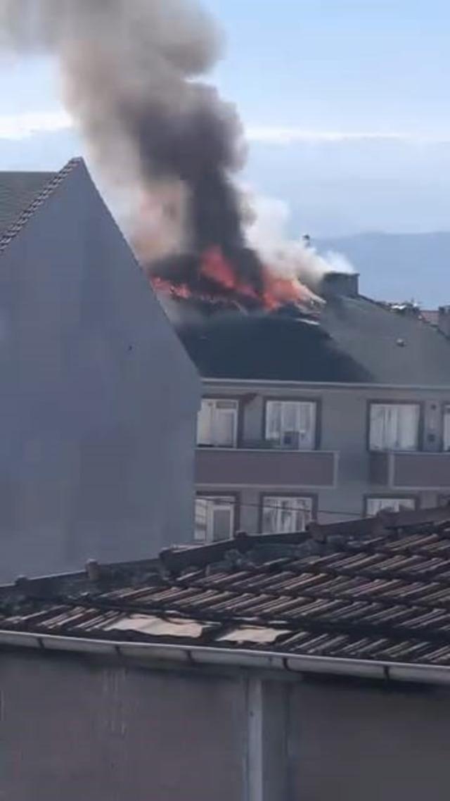 Bursa’nın İnegöl ilçesinde apartmanın çatısı alev alev yandı 2