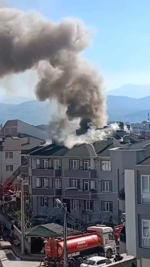Bursa’nın İnegöl ilçesinde apartmanın çatısı alev alev yandı 1