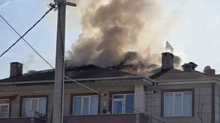 Bursa’nın İnegöl ilçesinde apartmanın çatısı alev alev yandı