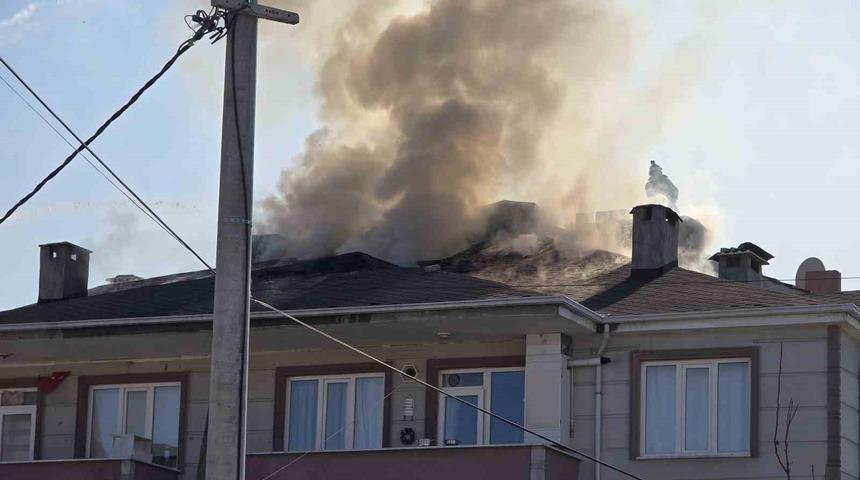 Bursa&rsquo;nın İneg&ouml;l il&ccedil;esinde apartmanın &ccedil;atısı alev alev yandı