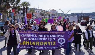 Ayvalık&rsquo;ta 8 Mart y&uuml;r&uuml;y&uuml;ş&uuml;ne yoğun katılım