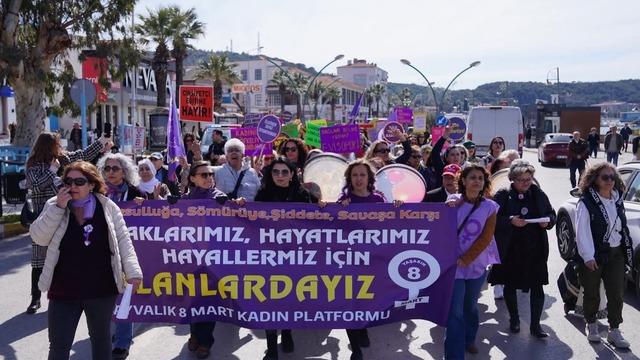 Ayvalık’ta 8 Mart yürüyüşüne yoğun katılım