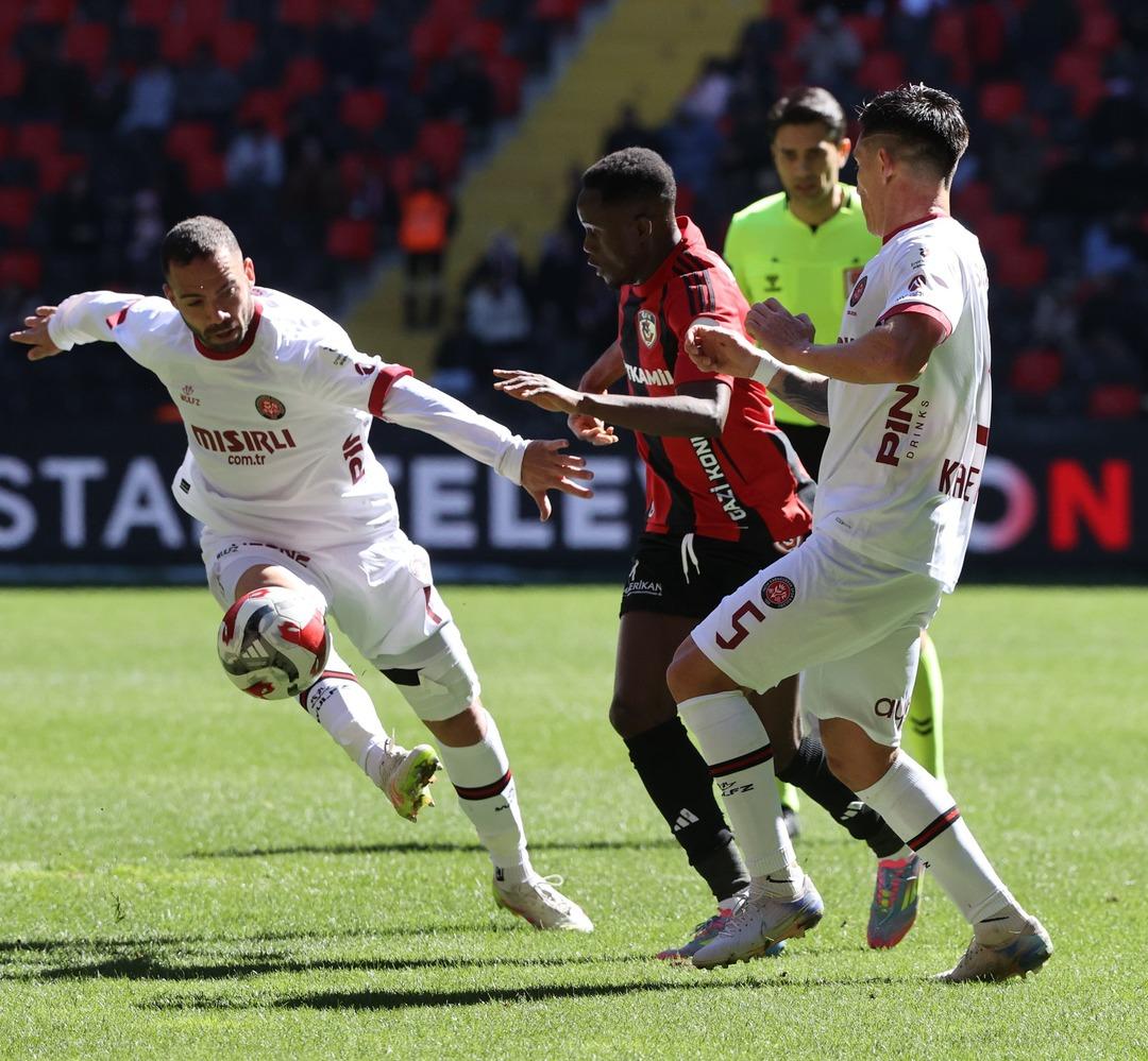 Gaziantep te ortalık karıştı! Burak Yılmaz dan istifa tezahüratlarına sert yanıt: "Korkakların işi değil" 3