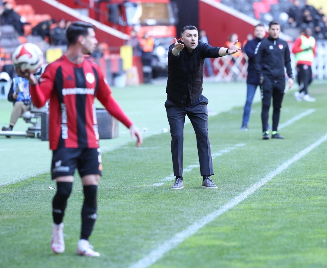 Gaziantep te ortalık karıştı! Burak Yılmaz dan istifa tezahüratlarına sert yanıt: "Korkakların işi değil" 4