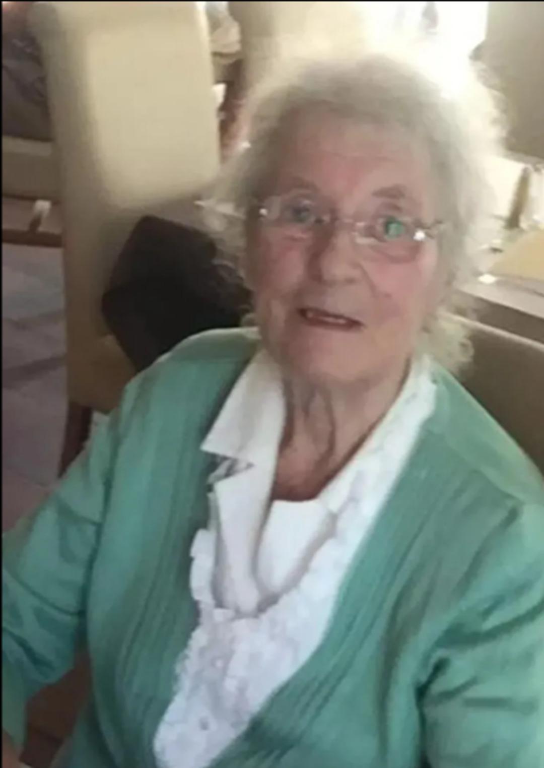 Bakıcısı tarafından yaklaşık 18 milyon dolandırıldı: "Kara dul" güneşlenirken yakalandı! 6