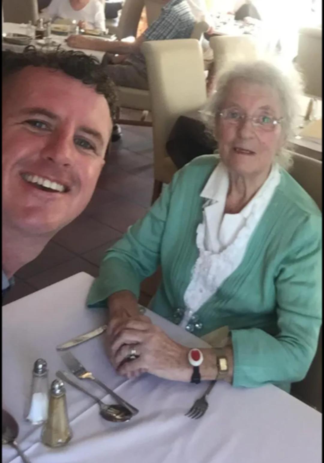 Bakıcısı tarafından yaklaşık 18 milyon dolandırıldı: "Kara dul" güneşlenirken yakalandı! 4