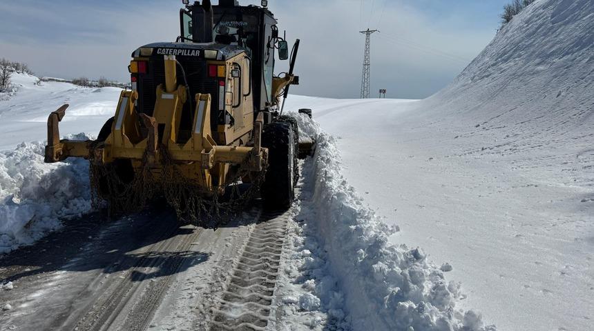 Siirt'te yolu kardan kapanan k&ouml;yde rahatsızlanan hamile kadın hastaneye ulaştırıldı