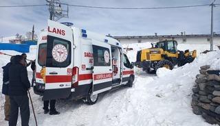 Kars'ta boynuz darbesiyle g&ouml;z&uuml;nden ağır yaralanan kişi ekiplerin uzun uğraşlarıyla hastaneye kaldırıldı