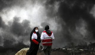 Petrol depolarının vurulmasının ardından Tahran&rsquo;ın g&ouml;ky&uuml;z&uuml;n&uuml; siyah bulutlar kapladı