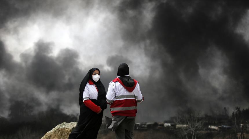 Petrol depolarının vurulmasının ardından Tahran&rsquo;ın g&ouml;ky&uuml;z&uuml;n&uuml; siyah bulutlar kapladı