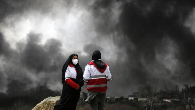 Petrol depolarının vurulmasının ardından Tahran’ın gökyüzünü siyah bulutlar kapladı