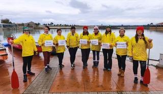 Samsun'da kadınlar 8 Mart'ı Karadeniz'de k&uuml;rek &ccedil;ekerek kutladı