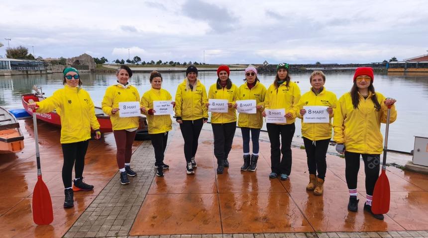 Samsun'da kadınlar 8 Mart'ı Karadeniz'de k&uuml;rek &ccedil;ekerek kutladı