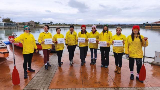 Samsun'da kadınlar 8 Mart'ı Karadeniz'de kürek çekerek kutladı
