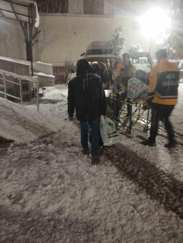 Siirt’te karla mücadele sürüyor: Mahsur kalan vatandaşlar kurtarıldı 4