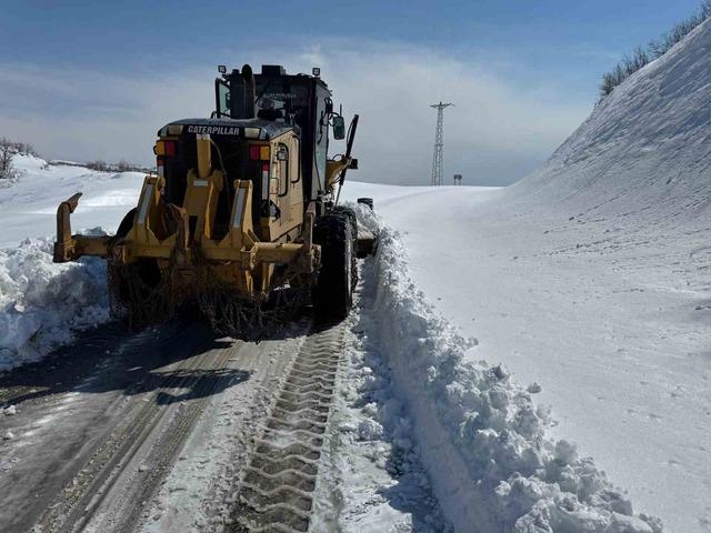 Siirt’te karla mücadele sürüyor: Mahsur kalan vatandaşlar kurtarıldı 2