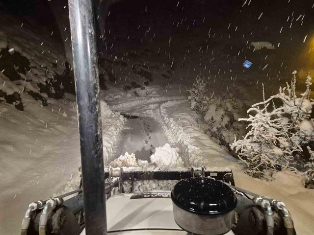 Siirt’te karla mücadele sürüyor: Mahsur kalan vatandaşlar kurtarıldı 1