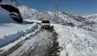 Siirt&rsquo;te karla m&uuml;cadele s&uuml;r&uuml;yor: Mahsur kalan vatandaşlar kurtarıldı