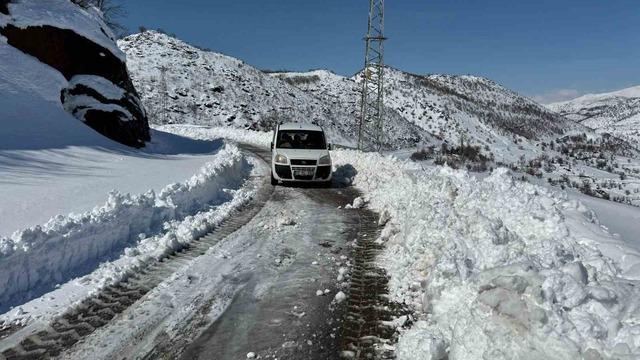 Siirt’te karla mücadele sürüyor: Mahsur kalan vatandaşlar kurtarıldı