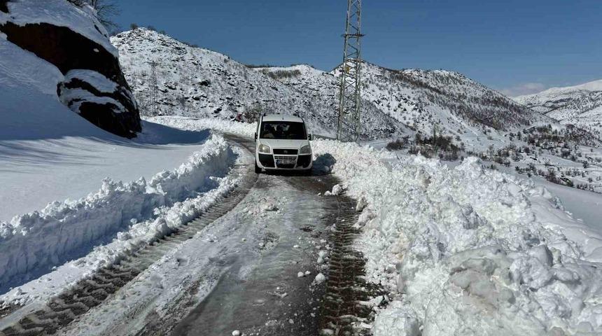 Siirt&rsquo;te karla m&uuml;cadele s&uuml;r&uuml;yor: Mahsur kalan vatandaşlar kurtarıldı
