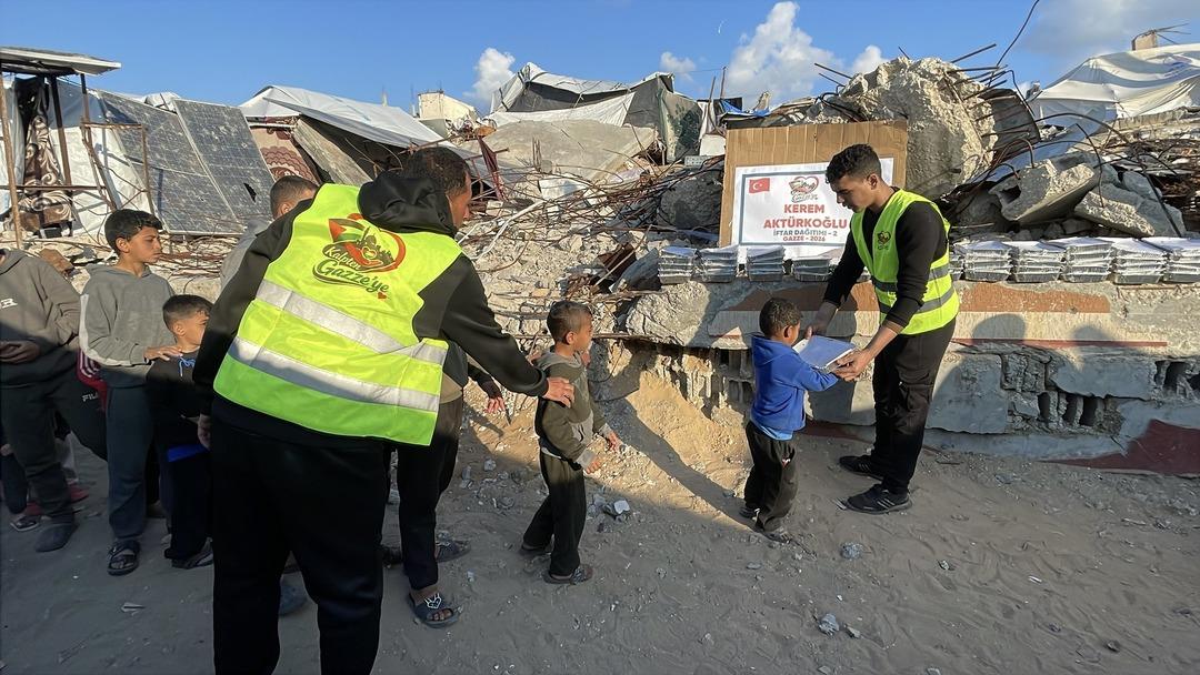 Kerem Aktürkoğlu’ndan Gazze’ye anlamlı destek! İftar sofraları kuruldu 1