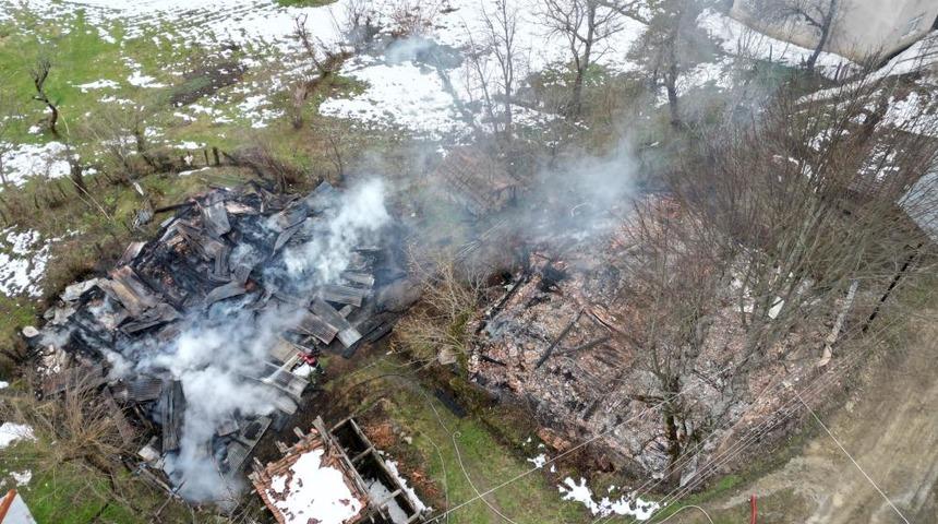 Kastamonu'da 2 ev ve bir ambar alev alev yandı