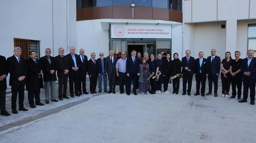 Bakan Yumaklı, huzurevindeki kadınların 8 Mart D&uuml;nya Kadınlar G&uuml;n&uuml;'n&uuml; kutladı