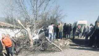 Kontrolden &ccedil;ıkan otomobil ağa&ccedil;lara ok gibi saplandı: 2 &ouml;l&uuml;, 1 ağır yaralı