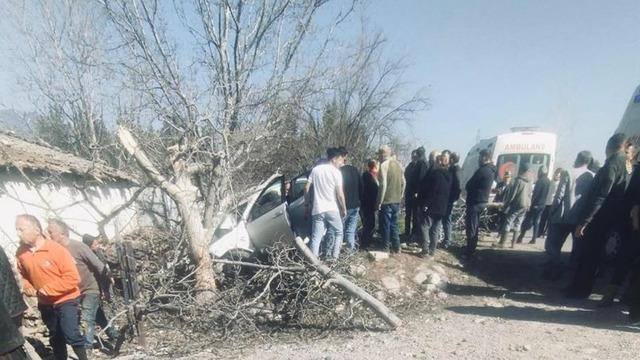 Kontrolden çıkan otomobil ağaçlara ok gibi saplandı: 2 ölü, 1 ağır yaralı