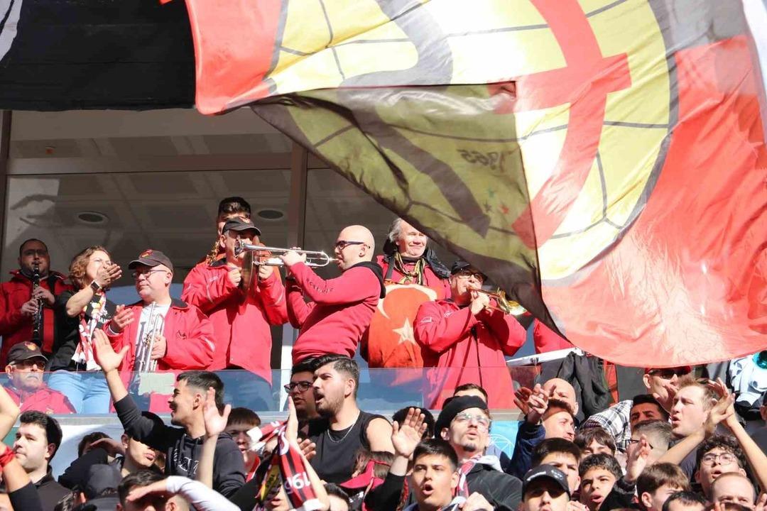 Eskişehirspor tribünlerinden, İspanya’ya selam 1