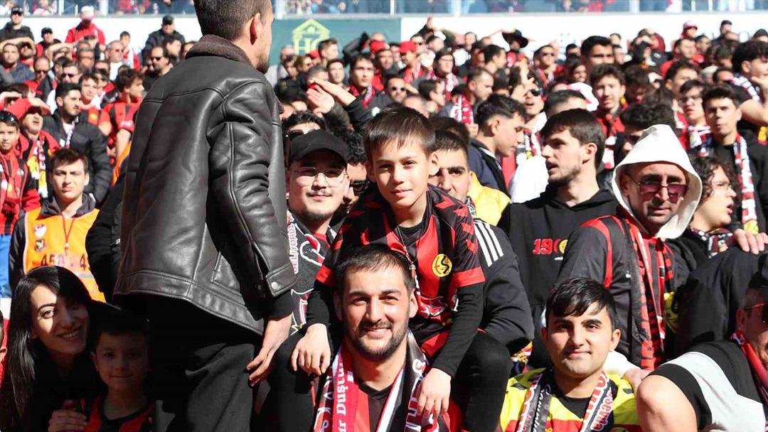 Eskişehirspor tribünlerinden, İspanya’ya selam 2