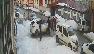 Kars'ta silahlı sopalı kavga g&uuml;venlik kamerasında: 2 yaralı