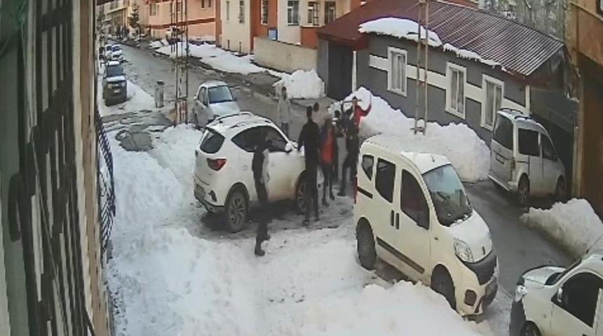 Kars'ta silahlı sopalı kavga g&uuml;venlik kamerasında: 2 yaralı