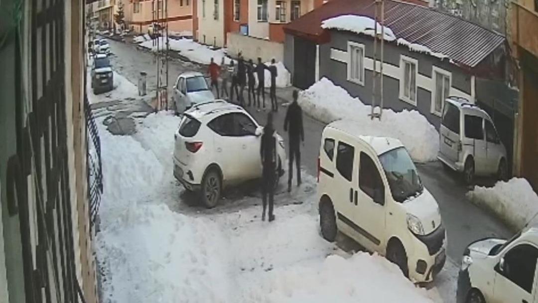 Kars ta silahlı sopalı kavga güvenlik kamerasında: 2 yaralı 1