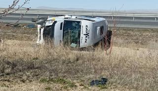 Yolcu indiren minib&uuml;se TIR arkadan &ccedil;arptı: 11 yaralı