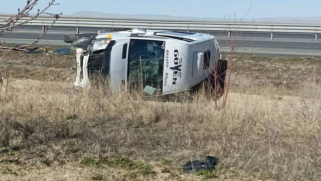Afyonkarahisar’da yolcu indiren minibüse TIR arkadan çarptı: 11 yaralı