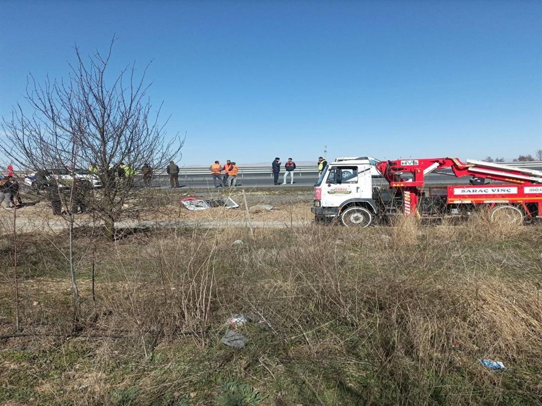 Afyonkarahisar’da yolcu indiren minibüse TIR arkadan çarptı: 11 yaralı 1