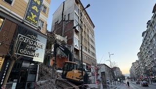 Yıkım sırasında yandaki bina hasar g&ouml;rd&uuml;: 21 daire boşaltıldı