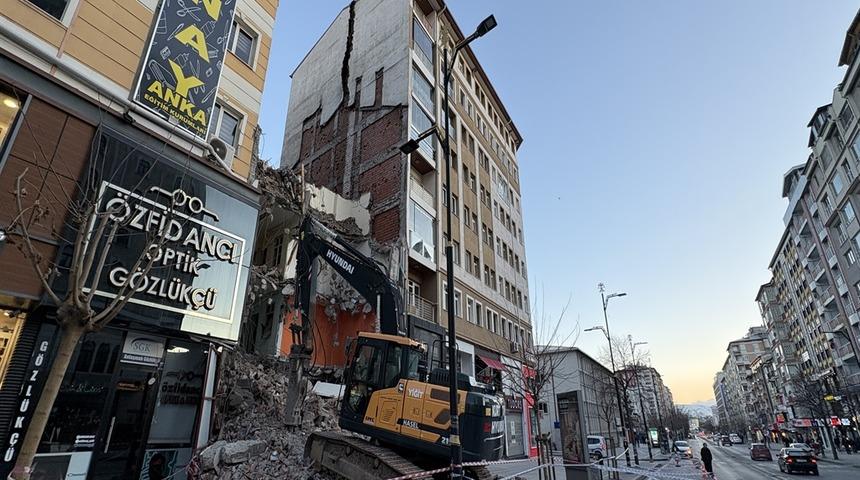 Yıkım sırasında yandaki binanın taşıyıcı kolonu hasar g&ouml;rd&uuml;; 21 daire boşaltıldı