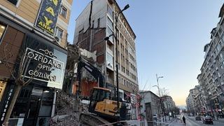 Yıkım sırasında yandaki binanın taşıyıcı kolonu hasar gördü; 21 daire boşaltıldı