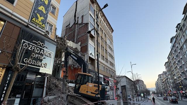 Yıkım sırasında yandaki binanın taşıyıcı kolonu hasar gördü; 21 daire boşaltıldı