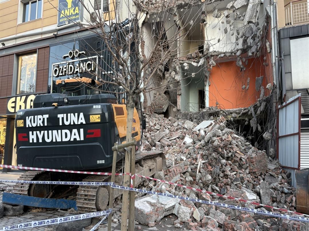 Yıkım sırasında yandaki binanın taşıyıcı kolonu hasar gördü; 21 daire boşaltıldı 3