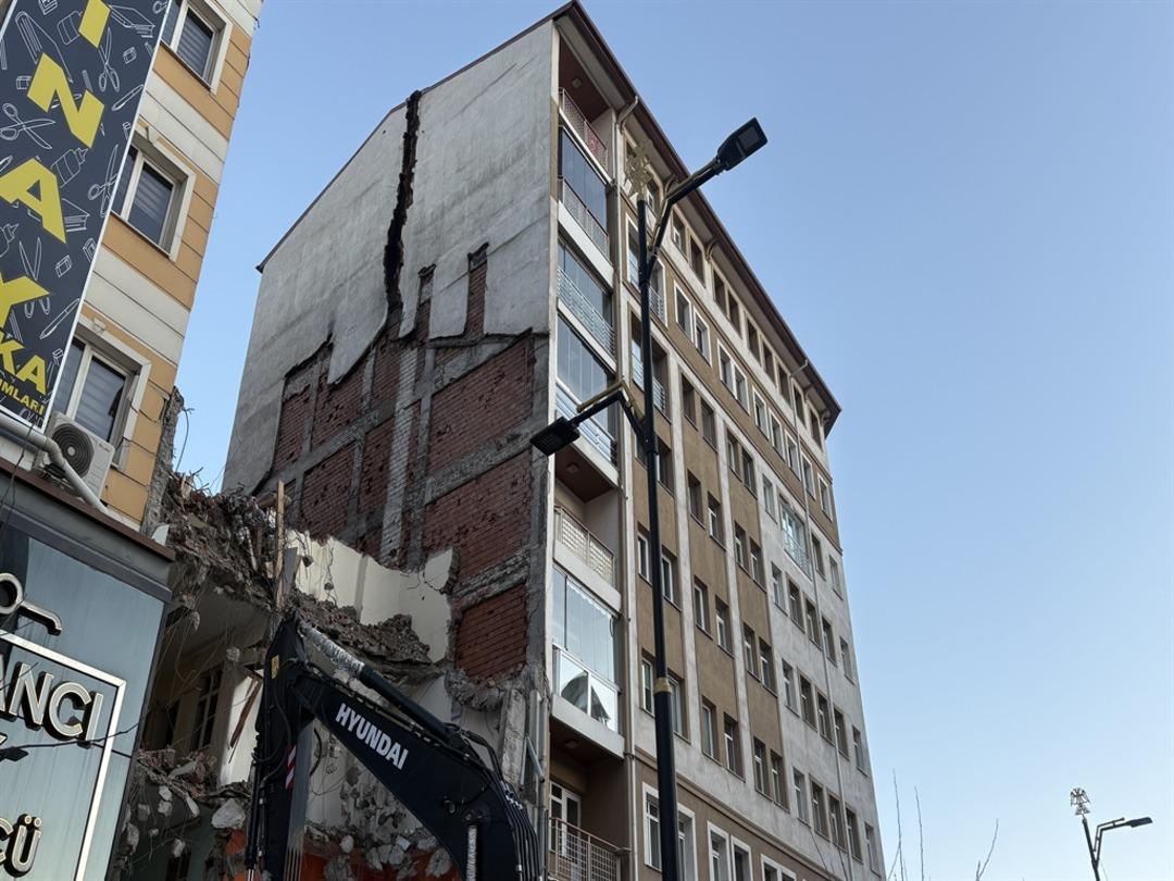 Yıkım sırasında yandaki binanın taşıyıcı kolonu hasar gördü; 21 daire boşaltıldı 1