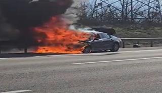 Otoyolda otomobil alev alev yandı