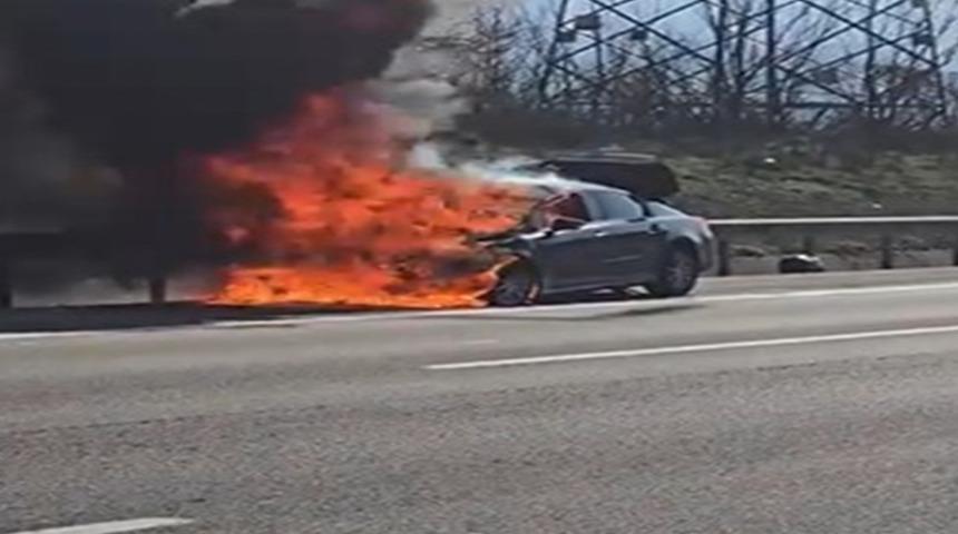 Bolu'da otoyolda otomobil alev alev yandı: O anlar kameraya yansıdı