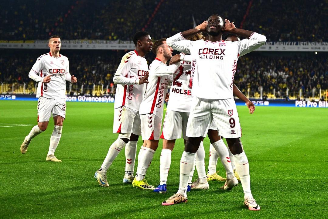 Fenerbahçe tribünlerinde tansiyon yüksek: Samsunspor golü sonrası Mert Müldür hedef tahtasında! 3